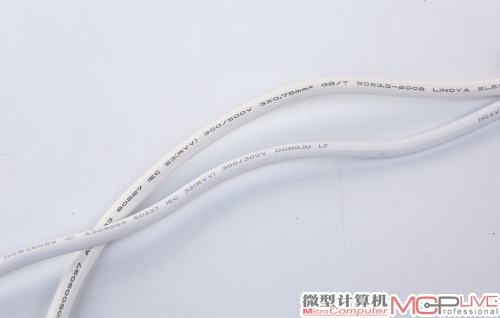 航嘉小智和奥睿科WPC-4A所采用的线材对比，航嘉小智所采用的线材更粗一些，同时额定电压也更高。（上为航嘉小智，下为奥睿科WPC-4A）